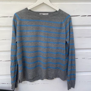 Randig tröja  - Populär Randig tröja från zara! Ljusare grå irl än på bilden. Den är i gott skick strl S. 40 plus frakt 🙌🏼