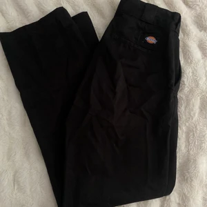 Dickies byxor  - Svarta dickies byxor  Använda endast ett par gånger 🤍 OBS köparen står för frakten