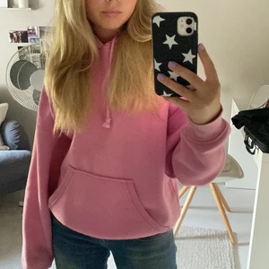 Rosa hoodie - Jättemysig nu till hösten💗💗 Säljs då den inte kommer till användning längre Är i strl xs men passar även s Köpt på bikbok för 399kr💗