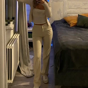 Beiga Kostymbyxor 34 - Säljer mina superfina beiga kostymbyxor från H&M, då dem inte passar mig längre.. Säljer för 200-150 kr 💖🤩 De är i bra skick och är i storlek 34, de är stretchiga o wide 💞