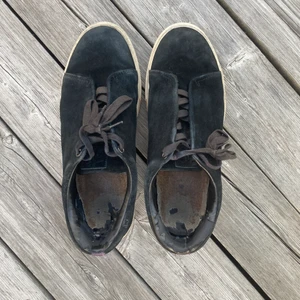 Eytys doja  - Eytys doja i slutsålda storleken 44. Skicket inuti och under skon är inte så bra men det är inget som märks när skorna är på. Toppen av skon är i bättre skick.