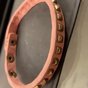 armband nästan oanvänt  - använder inte ofta, jätte fint med tre knappar 