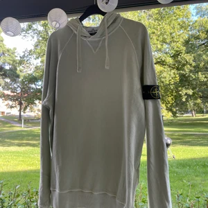 Stone island hoodie - Hoodie i bra skick! Köpt från stone islands hemsida original pris 2700kr Köpare står för frakt, kan mötas upp också