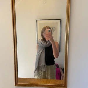 Sjal - Fin hansduk från Gina. Har två så därav säljer jag den ena. Fint skick! 