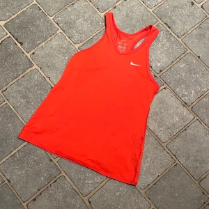 Nike linne  - Ett superfint träningslinne från Nike som tyvärr inte kommer till användning. Storlek M i barnstoelek men skulle även säga att det passar en storlek xs eller mindre s❤️