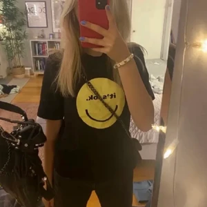 T-shirt  - Säljer den här supper snygga tröjan från hm,Säljer på grund av att den aldrig kommit till andvändning tyvär,storlek xs men funkar som se ochså!❤️