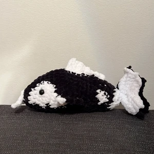 Virkad koifisk - Egengjord, virkad koifisk i svart o vitt (shiro utsuri), i nyskick. Garnet är 100% polyester. Den är ca 28 cm lång. Den kostar 150kr totalt med frakt.
