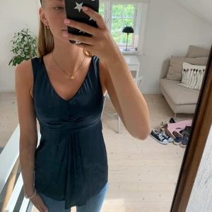 Linne - Super fint mörk grönt linne med detalj fram, från vero Moda i storlek 34