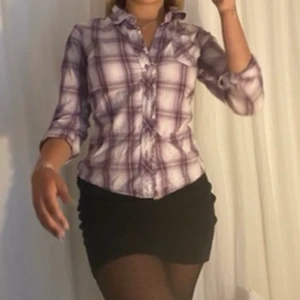 Skjorta - ❗️kontakta innan köp❗️ säljer denna skjorta med ”rutigt” mönster och volang, barnstorlek men funkar som en tajt fit på strl m. Möts helst, skriv privat för detaljer!💕