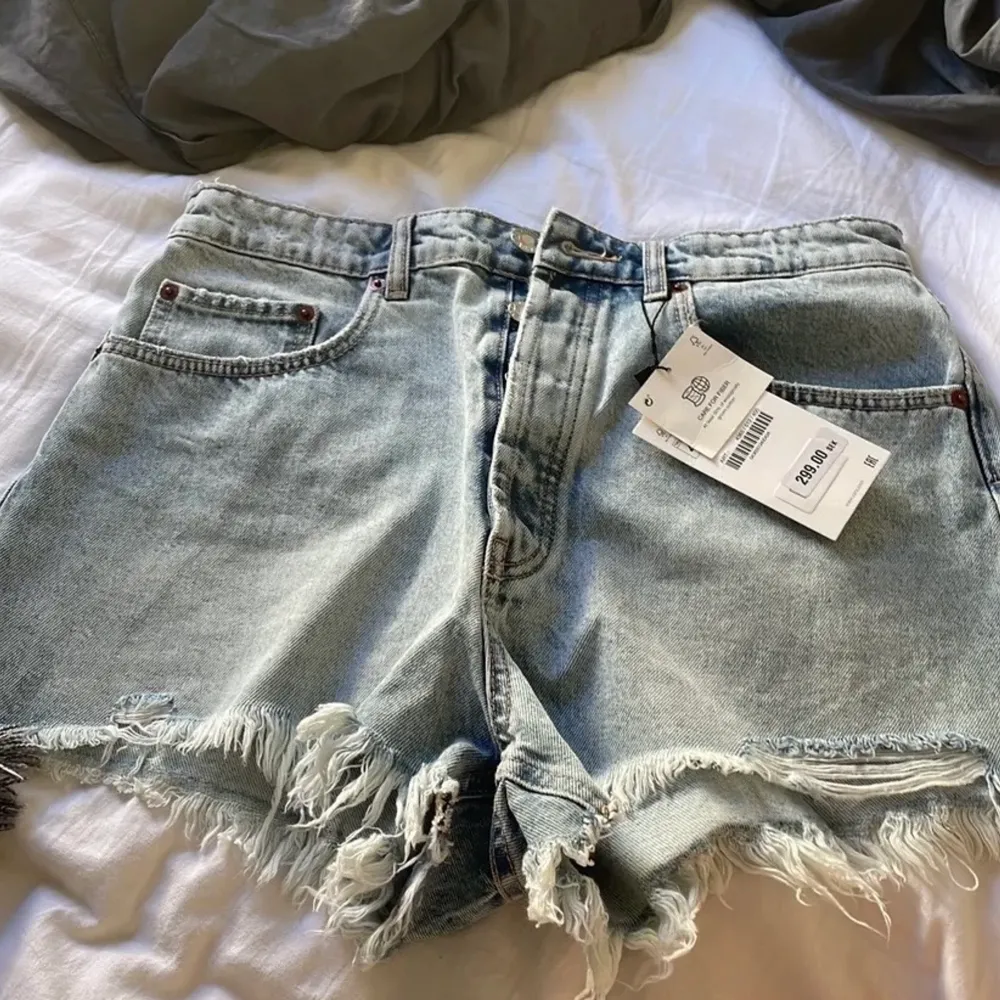 Säljer nu mina trendiga shorts från Zara då jag fick hem helt fel storlek. Aldrig använda, bara testade. Köparen står för frakt!💓. Shorts.