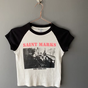 Brandy topp! - Säljer en till Brandy Melville topp då den inte passar min still, använd en gång och i väldigt fint skick! Kan antingen frakta (köpare står för frakt) eller mötas upp i Stockholm’s Tc.  Original pris: 200kr KÖP INTE DIREKT