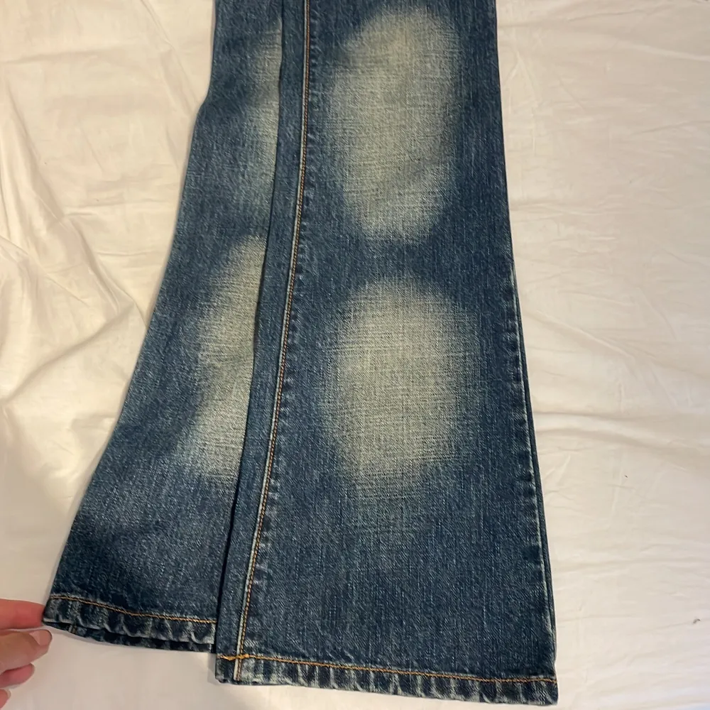 Supersnygga vintage jeans i bootcut med låg midja. Strl 26. Säljes ENDAST för att de är för små för mig, därav finns inga bilder på heller. 💓 . Jeans & Byxor.