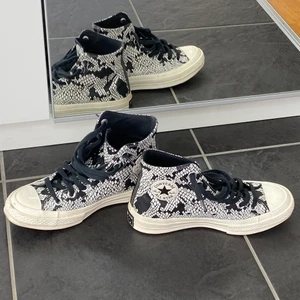 Converse storlek 35 - Väldigt fina skor använda fåtal gången, storlek 35 men skulle klassa dom som en 36:a