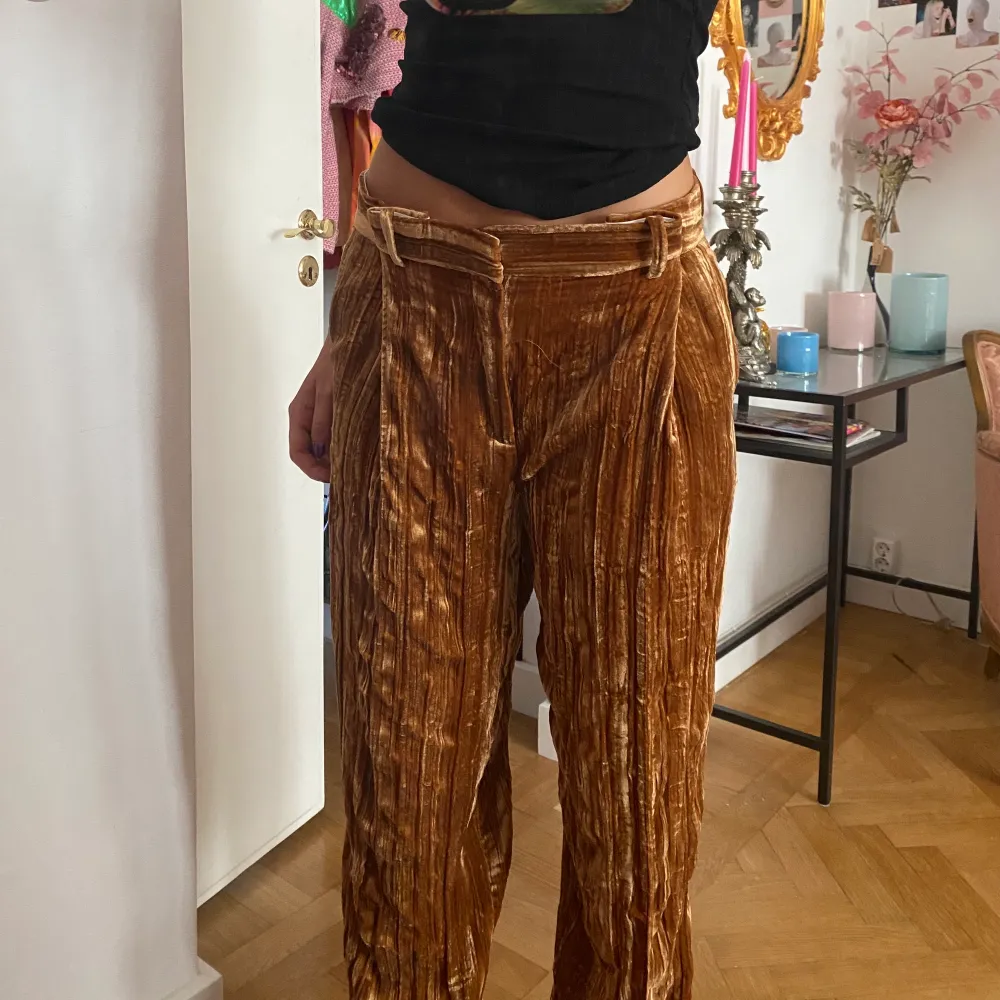 Kostymbyxor från Zara i sammet, deras Limited edition kollektion från 2020. Jeans & Byxor.