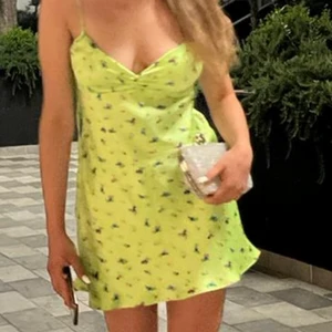 Zara klänning  - Fin sommarklänning från Zara, använd 2/3 gånger. Väldigt skön material och fin sommarfärg.  Privat för fler bilder💙