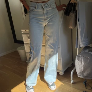 Jeans - Ljusblåa jeans från junkyard, jag är 173 som referens 