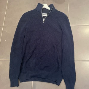 Blå half zip - Säljer denna fina blåa half zip ifrån Zara storlek är medium! Den är som ny använd någon gång.