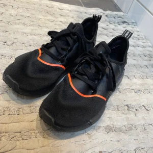 Adidas orgiginal NMD Röd Svart - Säljer min adidas NMD eftersom jag växt ur dom. Har inte använt dom på ett år. Har använt dom cirka 4 5 gånger. Dom är i mycket bra skick. Skulle säga 9/10 köpte dom för 1500kr från Zalando. Strl 40,5