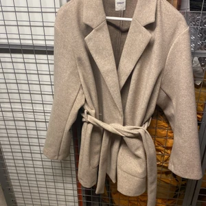 Beige kappa -  Här säljer jag en beige kappa i storlek XL. Kommer ej till användning för den är för stor. Fri frakt