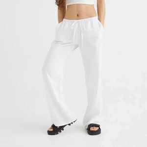 Vita linnebyxor - Säljer dessa fina vita linnebyxorna från h&m, som är helt slutsålda. De är använda fåtal gånger så de är i fint skick! Budgivningen sker till måndag men säljer de direkt vid bra bud. Frakt tillkommer🥰