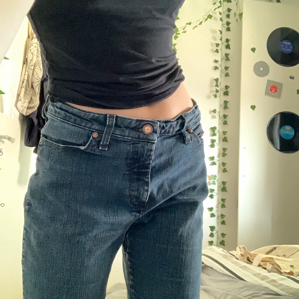 superfina jeans jag fått för ett tag sen <3 bra kvalitet men detta är inte jeans jag är ute efter, därav säljs dem🫶 står inte storlek men lite för stora för mig som vanligtvis har S i byxor  Jag är 170cm för referens🫶🫶 . Jeans & Byxor.