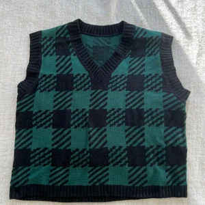 Stickad väst - Stickad väst passar de som har XS-S-M beroende på hur man vill att den ska sitta!