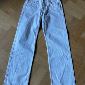 Vita jeans från weekday, knappt använda.  Waist 26, length 32