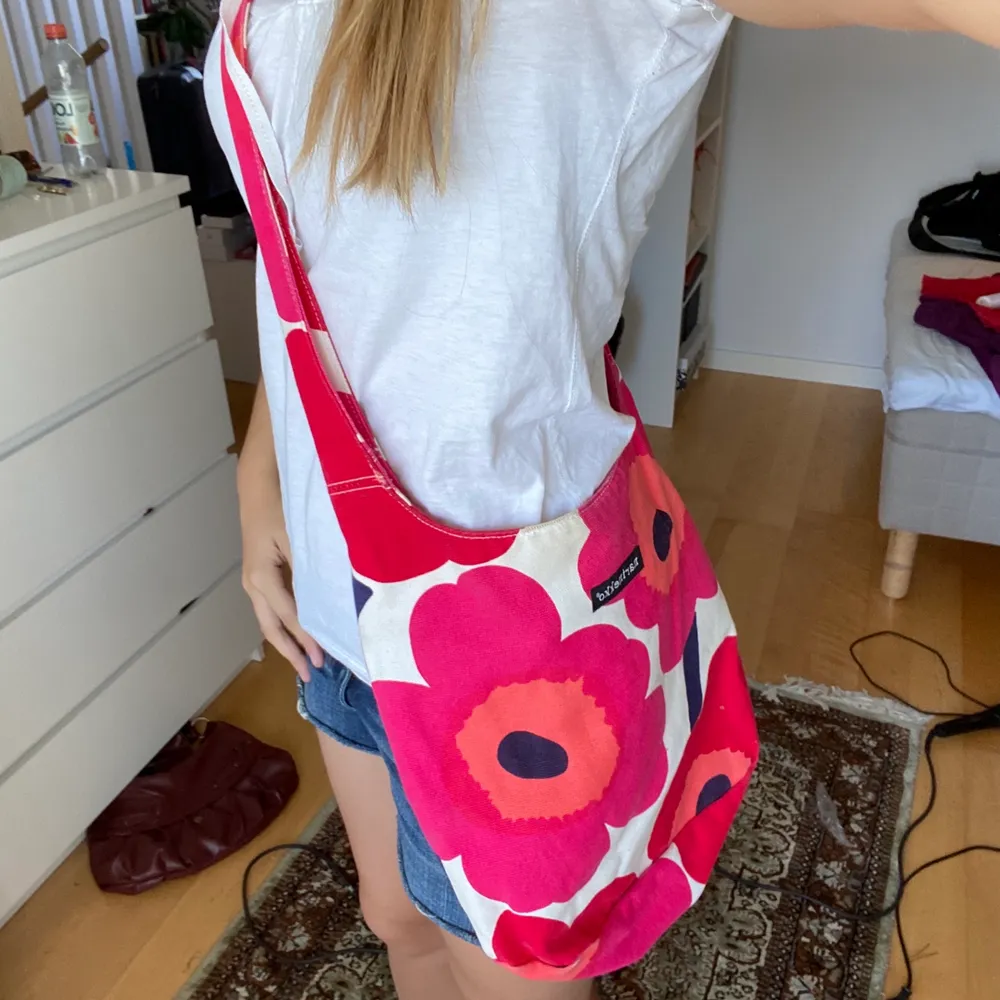 Så fin röd marimekko väska! 250kr eller högsta bud exklusive frakt ❤️ . Väskor.