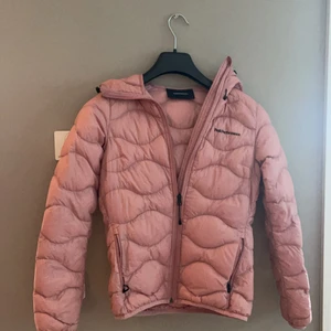 Peak Performance jacka - Rosa peak performance jacka, använd ganska mycket men inga hål osv. Luva, två fickor och väldigt mjuk i materialet.