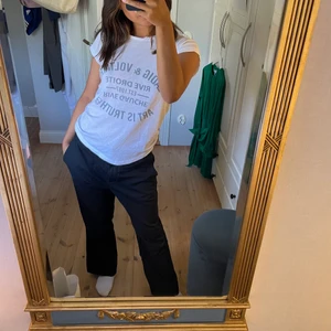 Zadig Voltaire t-shitt säljes!! ❤️‍🔥🫶🏼💀 - Säljer min snygga Zadig t-shirt då jag inte använder den längre 💕💕☠️❤️‍🔥 den har ett jättelitet hål (se bild 3) som man knappt märker annars är den i fint skick