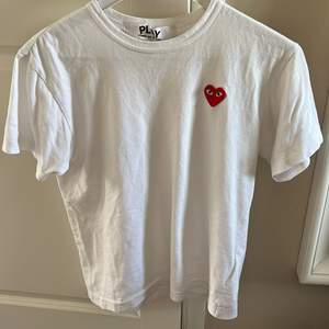 Cdg t-shirt Snygg vit cdg tröja från nk i Stockholm, säljes pga av att den börjar bli för liten.  Storlek medium. 