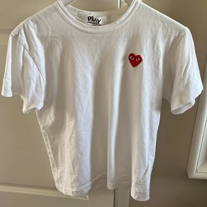 Cdg t shirt  - Cdg t-shirt Snygg vit cdg tröja från nk i Stockholm, säljes pga av att den börjar bli för liten.  Storlek medium. 