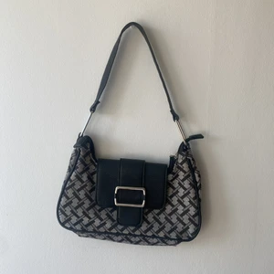 Väska  - Säljer denna handväska för 60kr eller högsta bud exklusive frakt! Fint skick ❤️ 