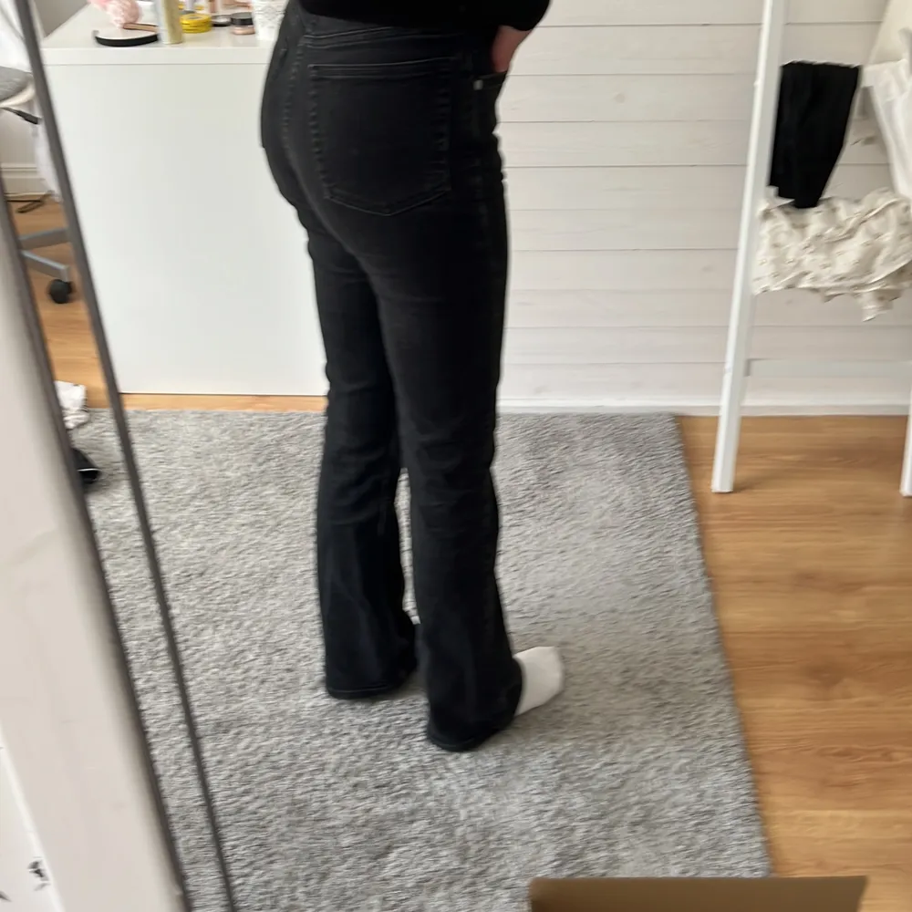 Svarta jeans från bikbok, jättefint skick💕 ny pris 600kr. Jeans & Byxor.