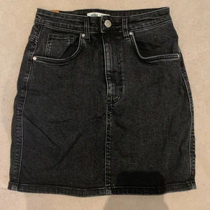 Zara jenaskjol - Svart/gråaktig jeanskjol från svara storlek 36 aldrig använd 