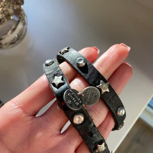 Armband från Oddmolly  - I princip aldrig använt länder-armband från Odd Molly. Nyskick! Justerbart band. Silver detaljer ✨ Frakt tillkommer, jag är flexibel med pris  Hojta för mer info/ Jossan🌷🌸✨
