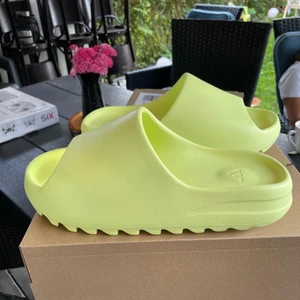 Yeezy slide green glow - Helt nya med kvitto storlek 47 men små i storlek.