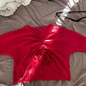 En röd tröja från Shein storlek L Använd fåtal ggr Köpare står för frakt