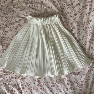 En vit, plisserad kjol. Det är ganska tjockt, bra tyg så det är inte genomskinligt! Knappt använd, jag tror jag har använt den en gång bara. 