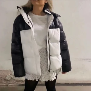 Svartvit jacka ifrån nakd - En jättevarm och skön jacka ifrån nakd, kollar intresset på den så har inte riktigt bestämt mig för att sälja än. Storlek 36 men den passar på mig som i vanliga fall använder xs/s/m❤️