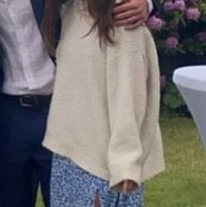 vit tröja - säljer denna superfina vita tröja ifrån zara❤️❤️ Storlek M, kan absolut fixa bättre bilder💗