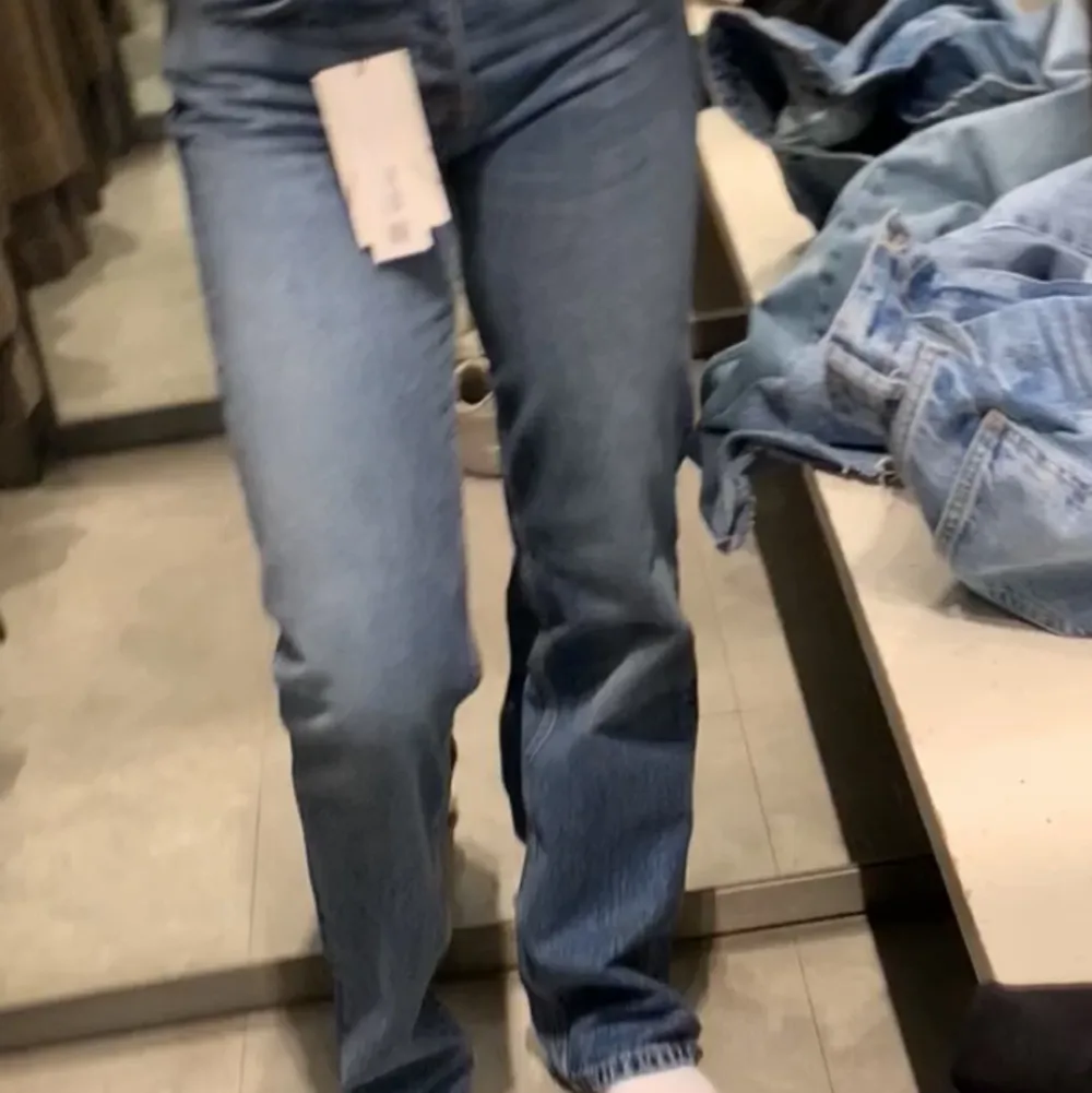 Zaras mid rise jeans som inte längre finns i butik. Sparsamt använda i fint skick! Köparen står för frakt💕. Jeans & Byxor.
