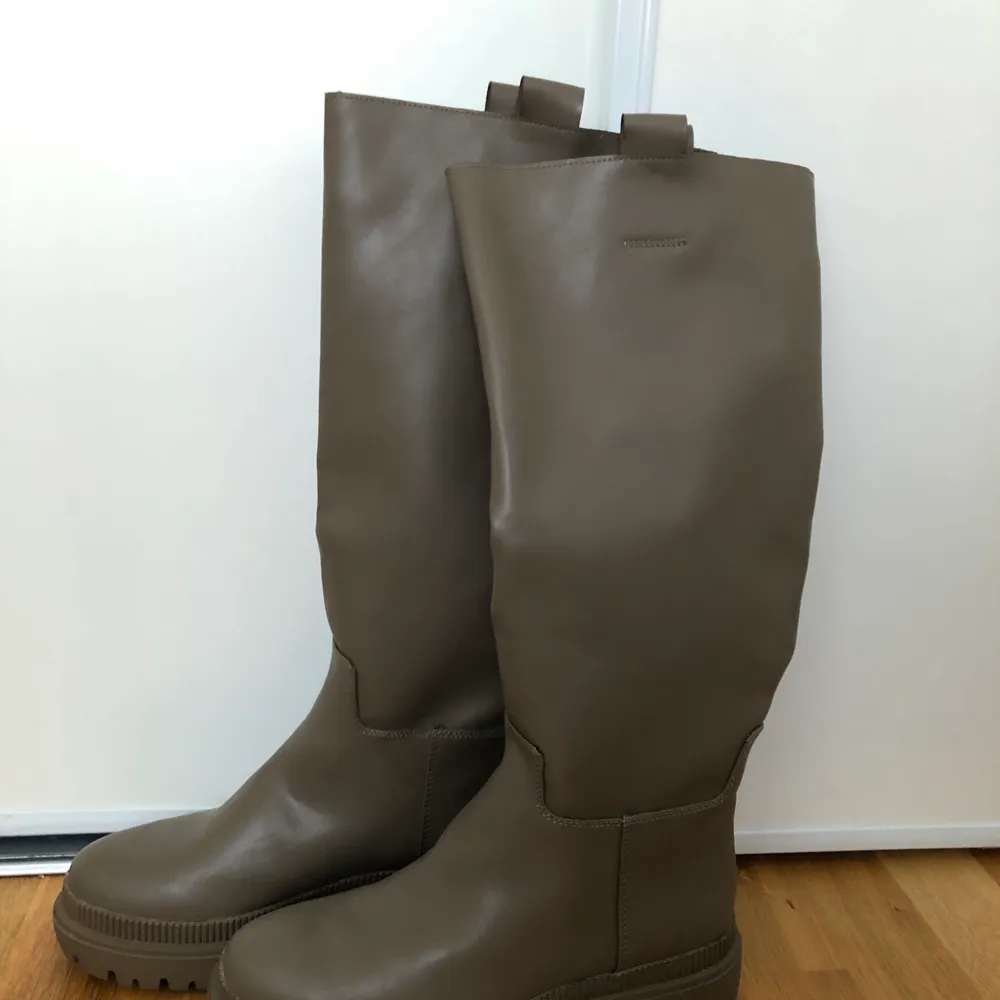 High boots from Zara, size 39. They were too big for me, that’s why I’ve never used them. So they’re completely new. Perfect for autumn or winter since they’re waterproof and you won’t slip with them. Skor.