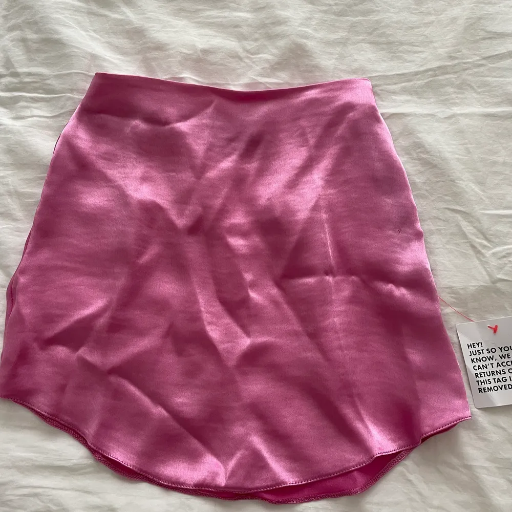 Super söt rosa satin kjol från Asos i strl 36.💕 Aldrig använd och i ett helt nytt och fint skick. Säljer pga för liten. 150kr+frakt. Kjolar.