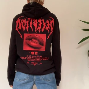 Hoodie - Väldigt cool hoodie med snyggt tryck på ryggen, hittar inte stl men sitter på bra något oversize på mig som bär S i vanliga fall. Köpare står för frakt och betalning sker via swish. Kan i vissa fall mötas upp vid överenskommelse 🌹🙌