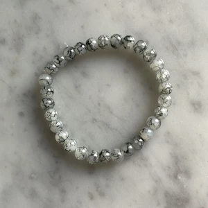 Armband - Snyggt armband med glaspärlor i marmorfärg⚡️⚡️