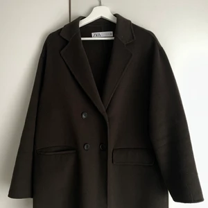 ZARA kappa - Blazer/kappa från Zara inköpt förra året men använd en gång. Strl L. ✨  Jag själv använder vanligtvis strl 38-40/M-L i överdelar och denna är lite oversize. 😊  Säljer pga kommer inte till användning. Köpare betalar frakt eller mötes i Gävle.