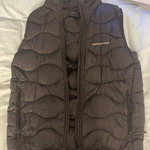 Peak performance väst  - Peak performance väst använd i ungefär ett år i bra skick 