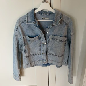 Jeans jacka  - Kortare jeans jacka från Gina 💓💓