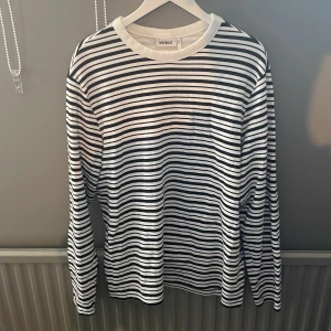 Weekday long sleeve  - Perfekt skick, använd 1-2 ggr Max  Storlek:L
